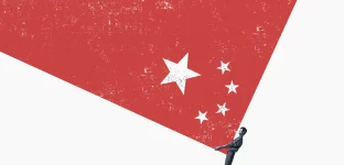 Figura humana em preto e branco segura uma superfície triangular branca contra um fundo vermelho com estrelas, remetendo à bandeira da China.