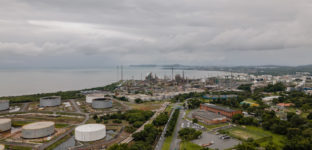 Foto de 2023 da refinaria de petróleo de Mataripe, perto de Salvador, na Bahia