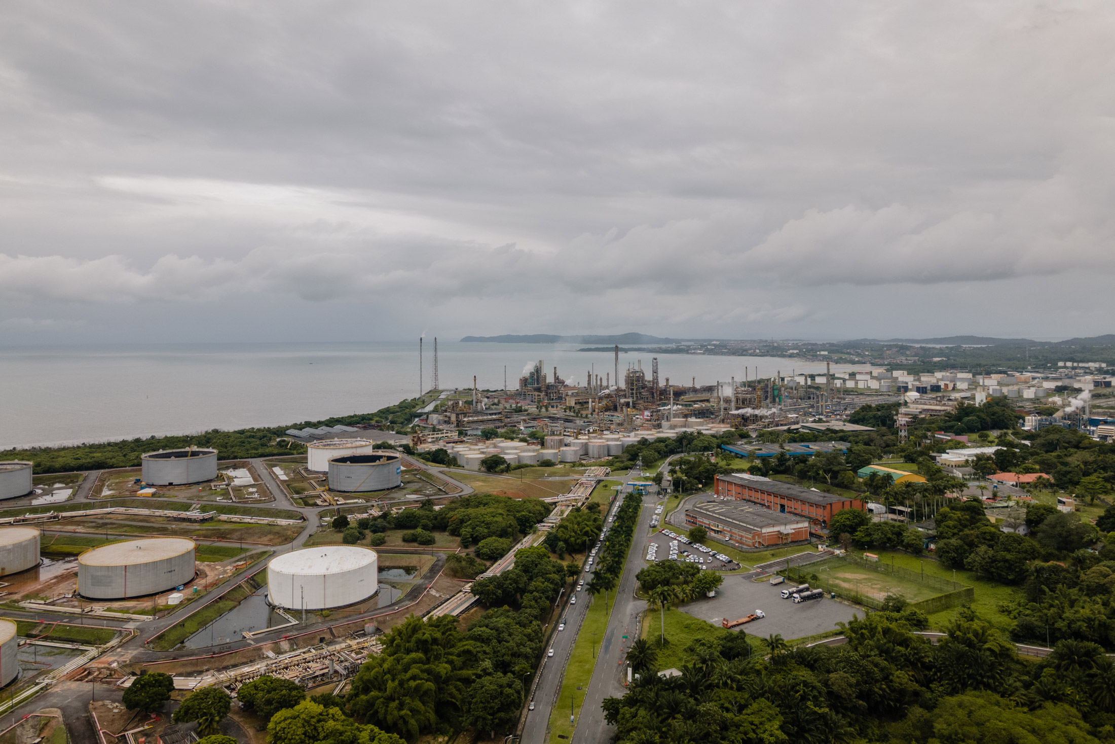 Foto de 2023 da refinaria de petróleo de Mataripe, perto de Salvador, na Bahia