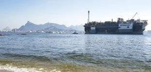 Plataforma de petróleo, P-67, ancorada na Baía de Guanabara, destinada ao Sistema de Produção do Campo de Tupi, no pré-sal da Bacia de Santos.