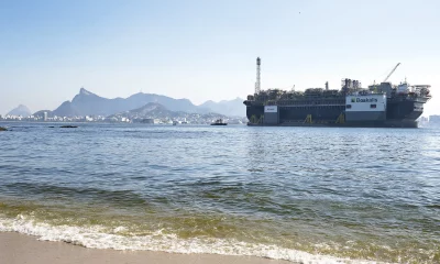 Plataforma de petróleo, P-67, ancorada na Baía de Guanabara, destinada ao Sistema de Produção do Campo de Tupi, no pré-sal da Bacia de Santos.