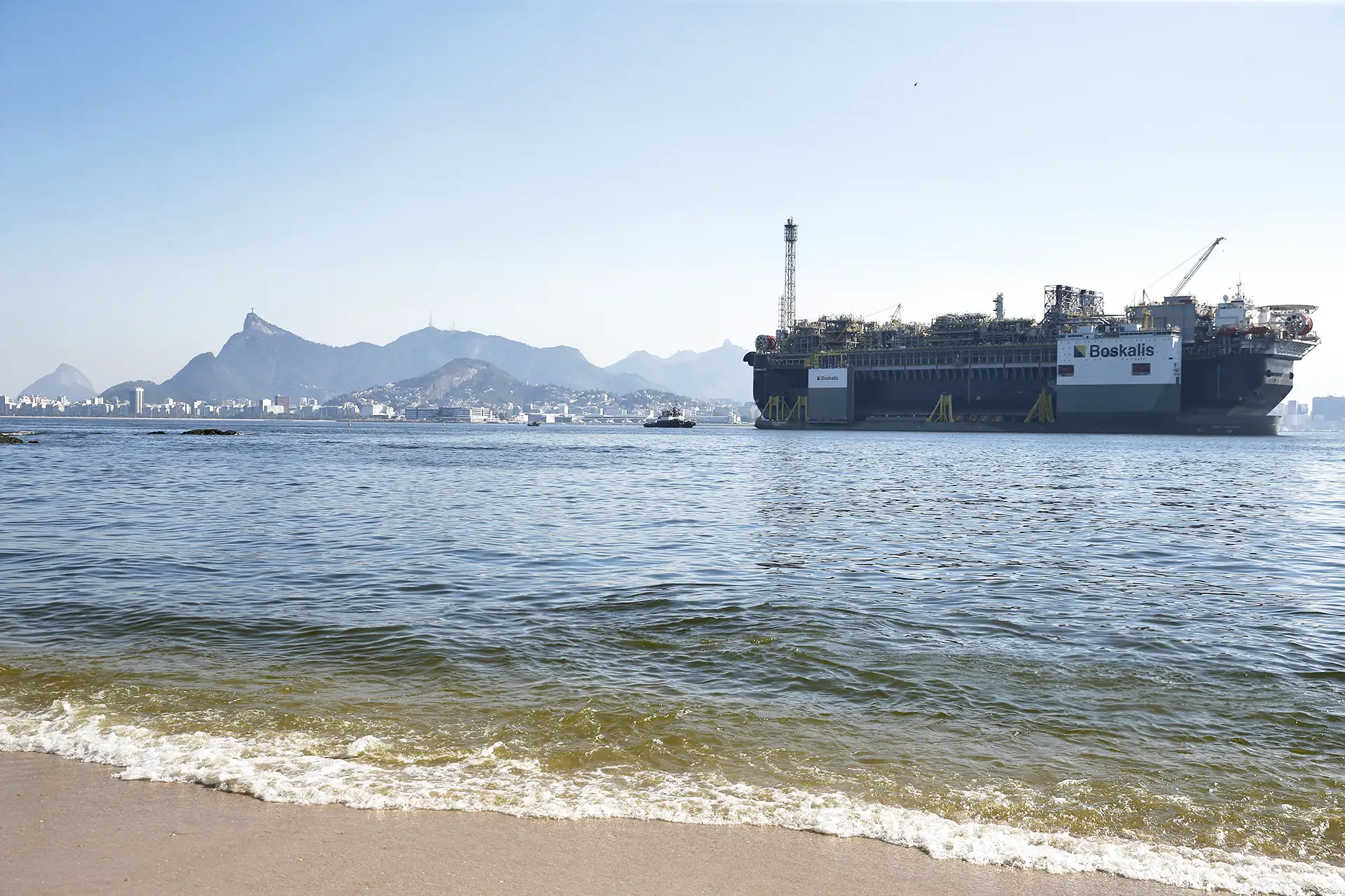 Plataforma de petróleo, P-67, ancorada na Baía de Guanabara, destinada ao Sistema de Produção do Campo de Tupi, no pré-sal da Bacia de Santos.