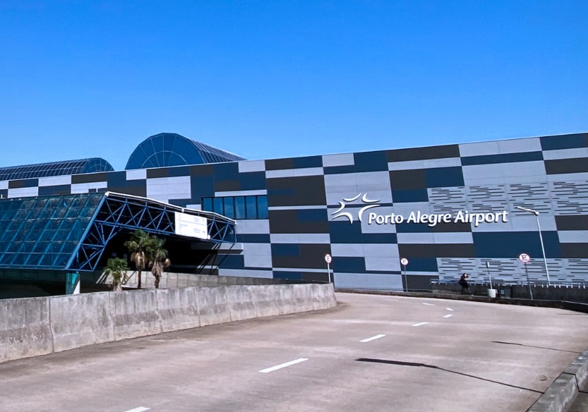 Fachada do Aeroporto Internacional Salgado Filho, em Porto Alegre