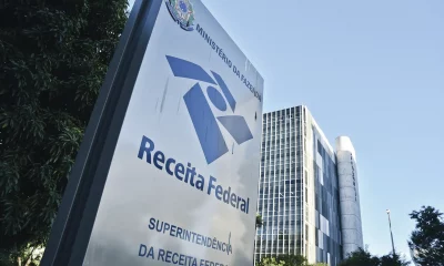 Letreiro em frente ao prédio da Receita Federal Brasileira, em Brasília. Ao fundo, vê-se uma parte do prédio do órgão.