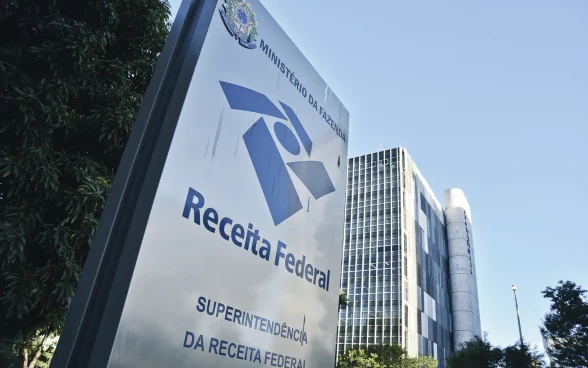 Letreiro em frente ao prédio da Receita Federal Brasileira, em Brasília. Ao fundo, vê-se uma parte do prédio do órgão.