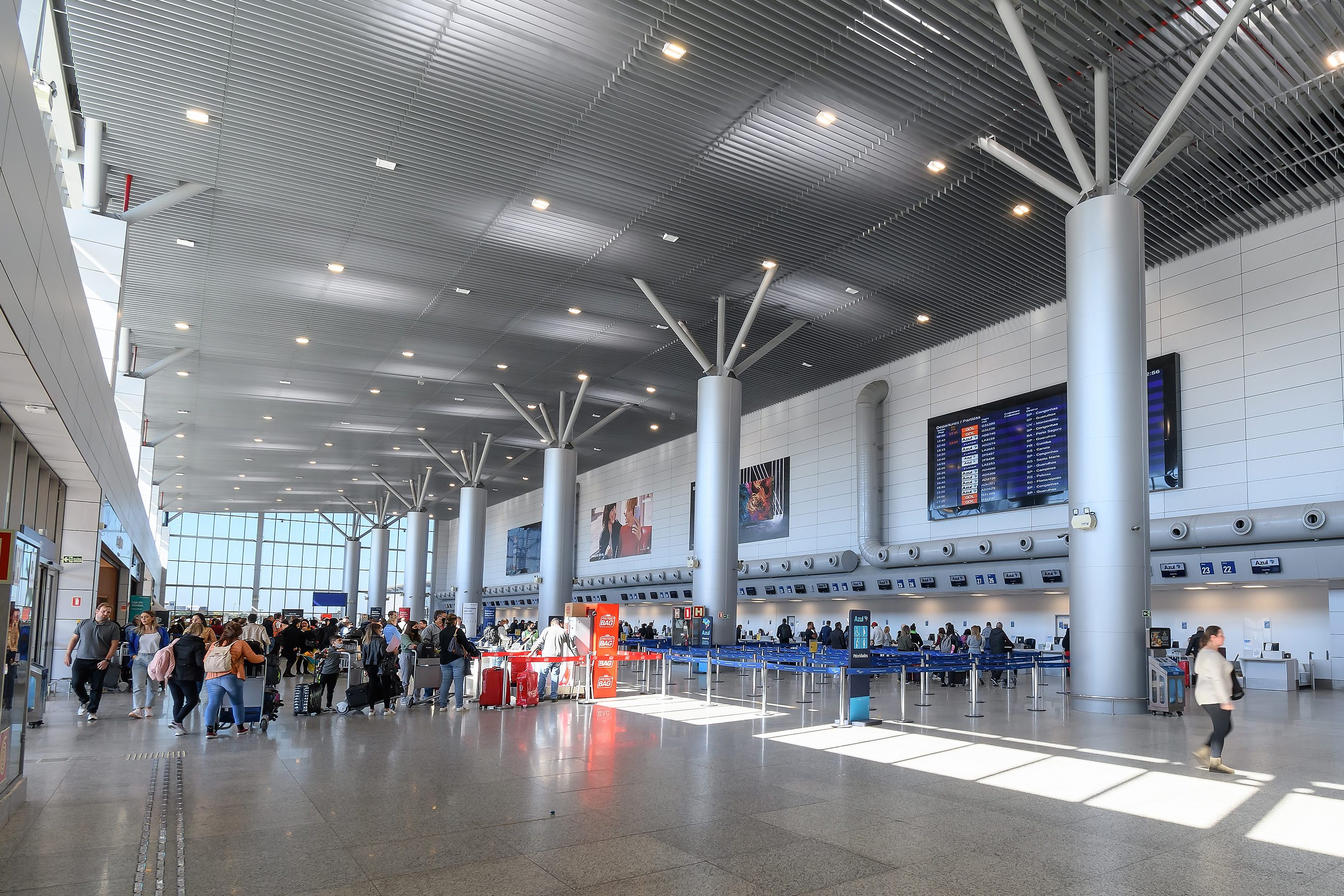 Área de check-in de passageiros no Aeroporto Salgado Filho em foto de 2022.