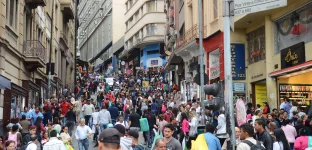 Foto de pessoas caminhando pela Ladeira Porto Geral na esquina com a Rua 25 de Março, no Centro de São Paulo