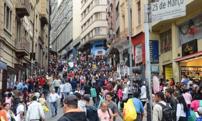 Foto de pessoas caminhando pela Ladeira Porto Geral na esquina com a Rua 25 de Março, no Centro de São Paulo