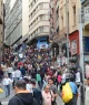 Foto de pessoas caminhando pela Ladeira Porto Geral na esquina com a Rua 25 de Março, no Centro de São Paulo