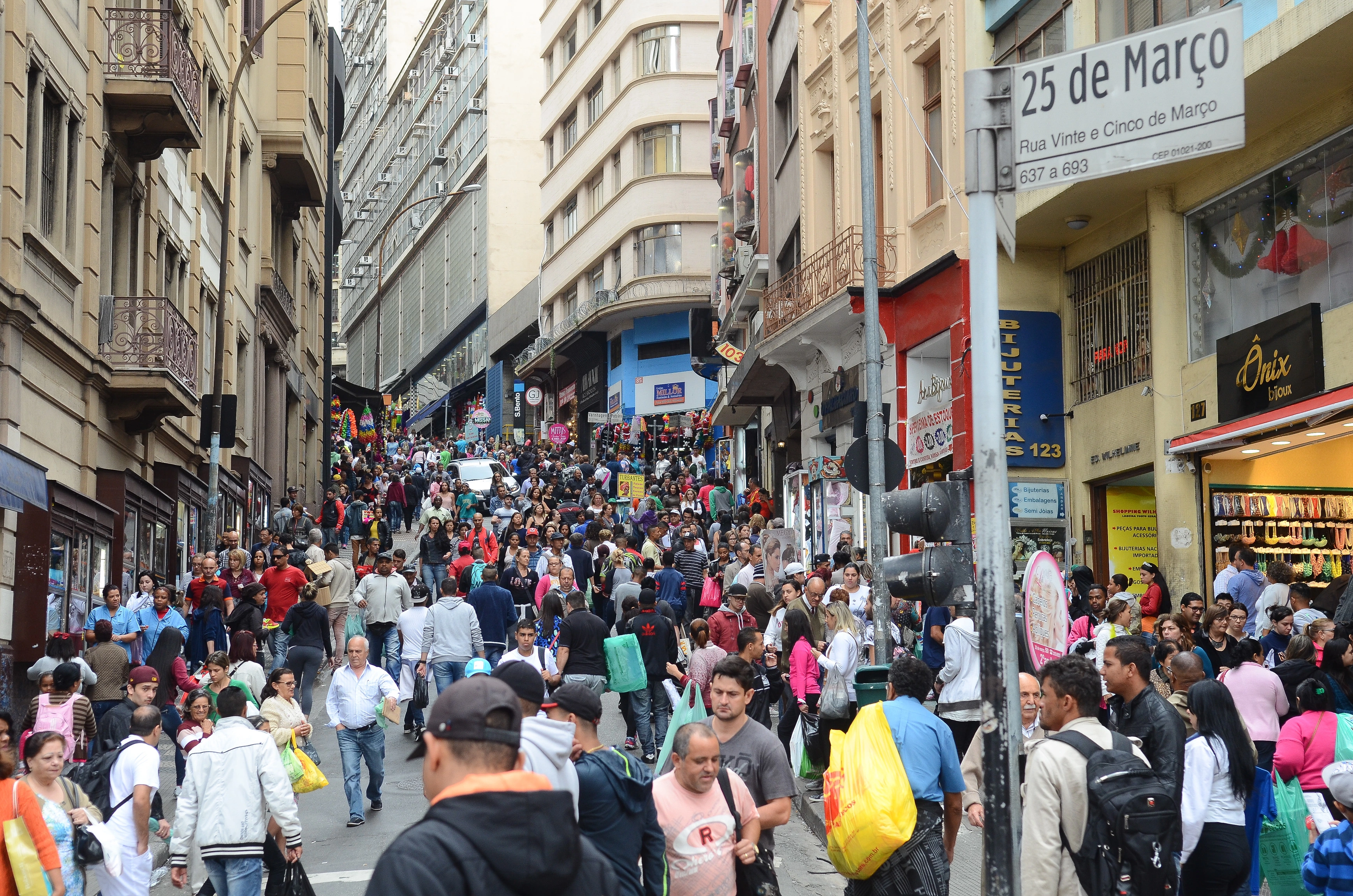 Foto de pessoas caminhando pela Ladeira Porto Geral na esquina com a Rua 25 de Março, no Centro de São Paulo