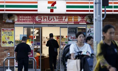 Comprador entra em uma loja de conveniência 7-Eleven, em Tóquio, Japão