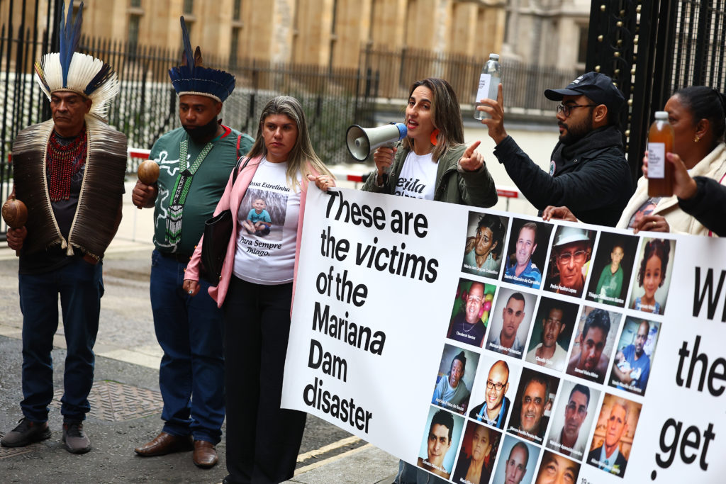 Protesto de vítimas e parentes e vítimas do desastre em Mariana em frente à corte de justiça britânica em Londres em outubro