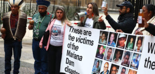 Protesto de vítimas e parentes e vítimas do desastre em Mariana em frente à corte de justiça britânica em Londres em outubro