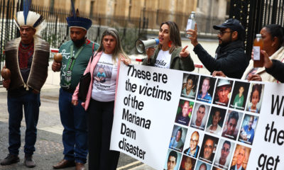 Protesto de vítimas e parentes e vítimas do desastre em Mariana em frente à corte de justiça britânica em Londres em outubro