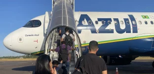 Passageiros embarcando em um voo da Azul