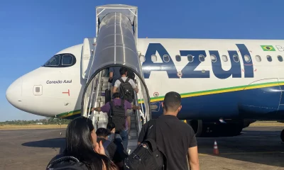 Passageiros embarcando em um voo da Azul