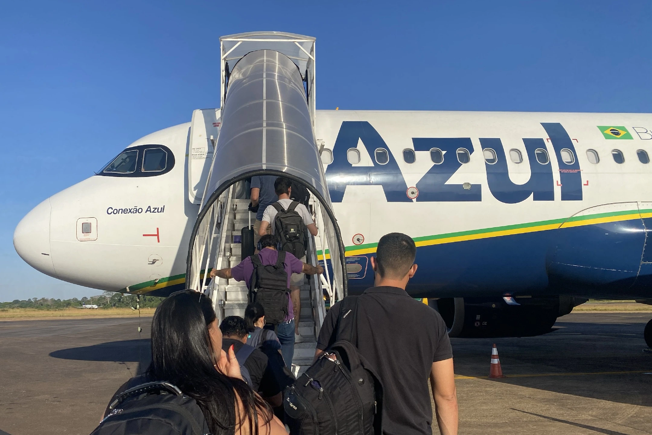 Passageiros embarcando em um voo da Azul