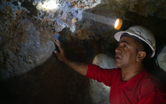 Traficantes invadem mina de ouro na Colômbia e saqueiam toneladas do metal