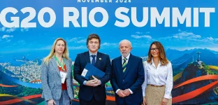 Luiz Inácio Lula da Silva recebe o presidente da Argentina Javier Milei, durante cumprimentos aos líderes do G20