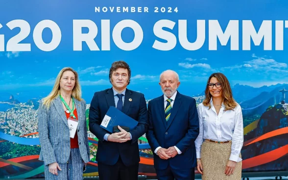 Luiz Inácio Lula da Silva recebe o presidente da Argentina Javier Milei, durante cumprimentos aos líderes do G20