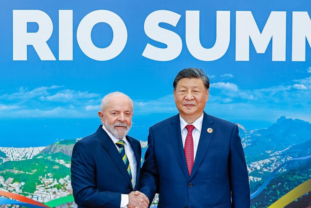 Luiz Inácio Lula da Silva recebe o presidente da China Xi Jinping, durante cumprimentos aos líderes do G20