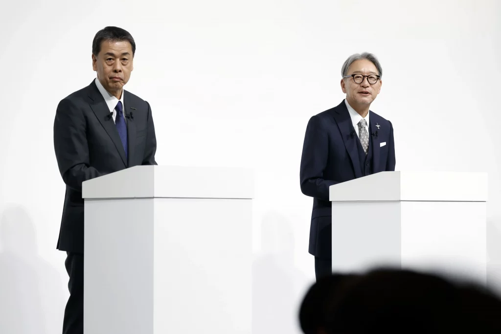 CEO da Nissan Makoto Uchida, à esquerda, e o CEO da Honda Toshihiro Mibe