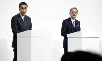 CEO da Nissan Makoto Uchida, à esquerda, e o CEO da Honda Toshihiro Mibe