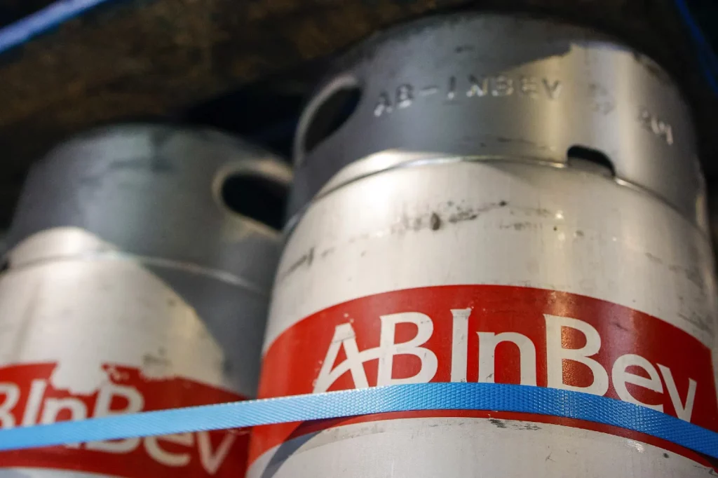 Barris de cerveja no depósito de distribuição da AB Inbev em Leuven, Bélgica