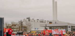 Faixa dizendo 'prontos para a greve' é estendida em protesto de trabalhadores da Volkswagen