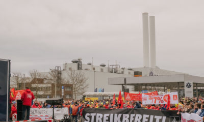 Faixa dizendo 'prontos para a greve' é estendida em protesto de trabalhadores da Volkswagen