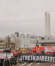 Faixa dizendo 'prontos para a greve' é estendida em protesto de trabalhadores da Volkswagen