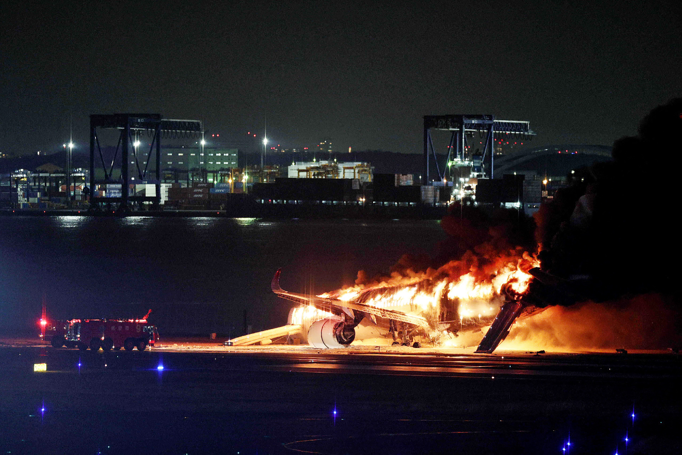 Avião em chamas no aeroporto de Haneda, em Tóquio