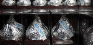 Chocolates Hershey à venda em loja da empresa na sede da Pensilvânia, nos EUA