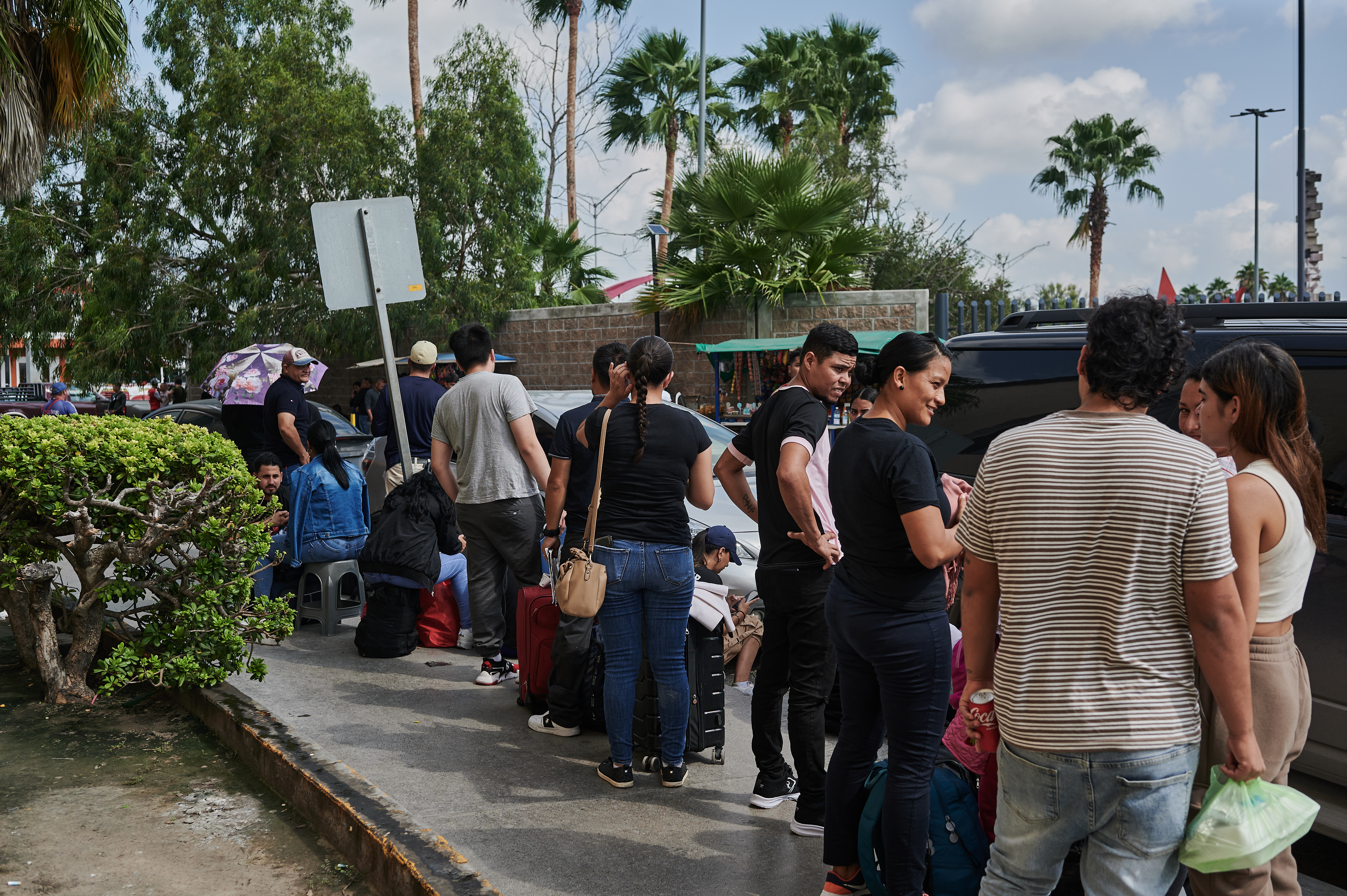 Imigrantes esperam em fila para conseguir visto temporário americano em Matamoros, na fronteira do México com os EUA.