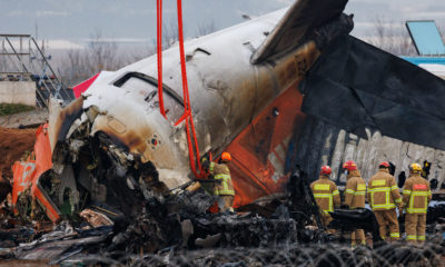 Bombeiros inspecionam destroços do avião da Jeju Air