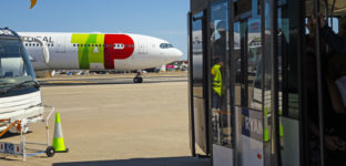 Avião da TAP no aeroporto Humberto Delgado em Lisboa, Portugal, em foto de setembro de 2024.