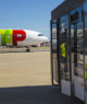 Avião da TAP no aeroporto Humberto Delgado em Lisboa, Portugal, em foto de setembro de 2024.