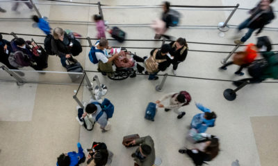 Passageiros em aeroporto de São Francisco, EUA